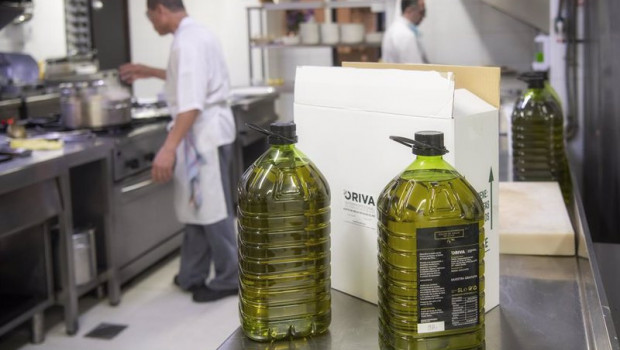 ep archivo   el sector orujero entrega aceite de orujo de oliva para ayudar a la hosteleria