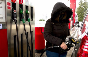 ep archivo   joven repostando en una gasolinera en murgia alava