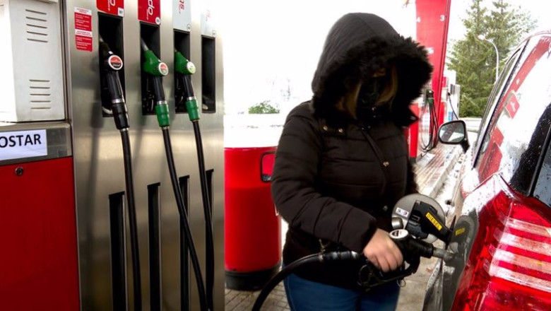 Archivo - Joven repostando en una gasolinera en Murgia (Álava) | EUROPA PRESS - Archivo ep archivo joven repostando en una gasolinera en murgia alava