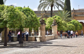 ep archivo   turistas en el patio de los naranjos de la mezquita catedral de cordoba