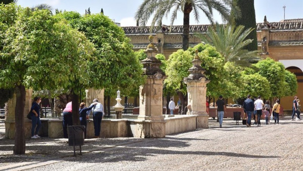 ep archivo   turistas en el patio de los naranjos de la mezquita catedral de cordoba