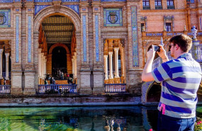 ep archivo   turistas paseando y admirando la plaza de espana de sevilla a 03 de enero del 2023 foto