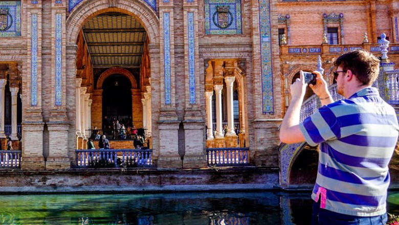 ep archivo turistas paseando y admirando la plaza de espana de sevilla a 03 de enero del 2023 foto ep archivo turistas paseando y admirando la plaza de espana de sevilla a 03 de enero del 2023 foto