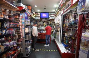 ep archivo   un dependiente atiende a un cliente en la ferreteria venecia en madrid