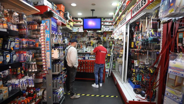 ep archivo   un dependiente atiende a un cliente en la ferreteria venecia en madrid