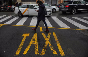 ep archivo   un peaton cruza por una parada de taxis en sevilla