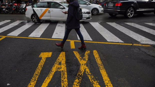 ep archivo   un peaton cruza por una parada de taxis en sevilla