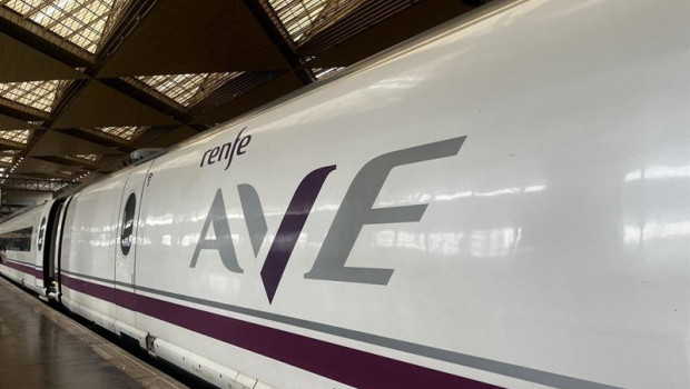 ep archivo   un tren ave parado en la estacion de delicias de zaragoza