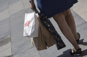 ep archivo   una mujer pasea cargada con varias bolsas