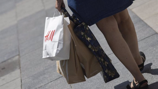 ep archivo   una mujer pasea cargada con varias bolsas