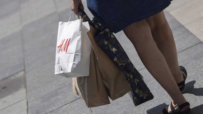 Archivo - Una mujer pasea cargada con varias bolsas | Eduardo Parra - Europa Press - Archivo ep archivo una mujer pasea cargada con varias bolsas