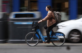 ep archivo   una persona en una bicicleta de bicimad a 7 de abril de 2026 en madrid espana