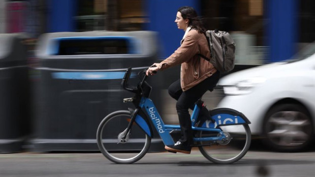 ep archivo   una persona en una bicicleta de bicimad a 7 de abril de 2026 en madrid espana