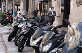 ep archivo   varias personas caminan al lado de motos aparcadas en la acera