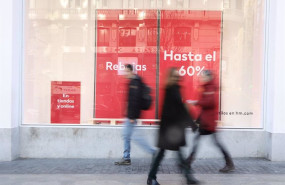 ep archivo   varias personas pasan delante del escaparate de hm en rebajas