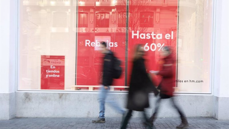 ep archivo   varias personas pasan delante del escaparate de hm en rebajas
