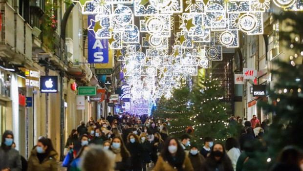 ep archivo   varias personas pasean por calles en navidad