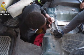 ep descubren a un joven de guinea en el deposito de combustible de un vehiculo en la frontera de