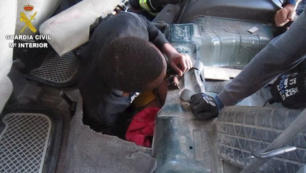 ep descubren a un joven de guinea en el deposito de combustible de un vehiculo en la frontera de