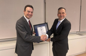 ep el consejero delegado de enagas a la izquierda arturo gonzalo recoge la certificacion en gestion