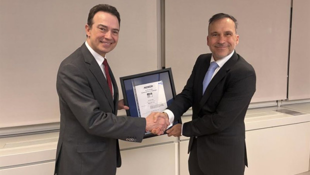 ep el consejero delegado de enagas a la izquierda arturo gonzalo recoge la certificacion en gestion