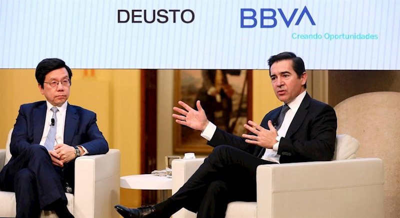 El fundador de Sinovation Ventures, Kai-Fu Lee, y el presidente de BBVA, Carlos Torres, en la presentación del libro ‘Superpotencias de la Inteligencia Artificial’ de Kai-Fu Lee. | BBVA ep el fundador de sinovation ventures kai-fu lee y el presidente de bbva carlos torres en la