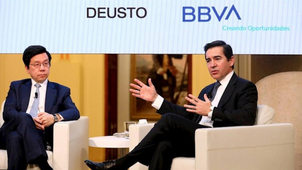 ep el fundador de sinovation ventures kai-fu lee y el presidente de bbva carlos torres en la