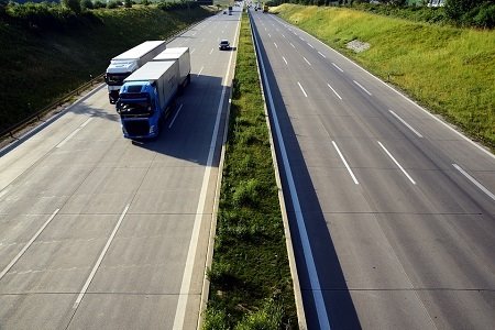 El Gobierno permite abrir los talleres sólo para atender a los vehículos de transportistas de mercancías | FENADISMER - Archivo ep el gobierno permite abrir los talleres solo para atender a los vehiculos de transportistas de