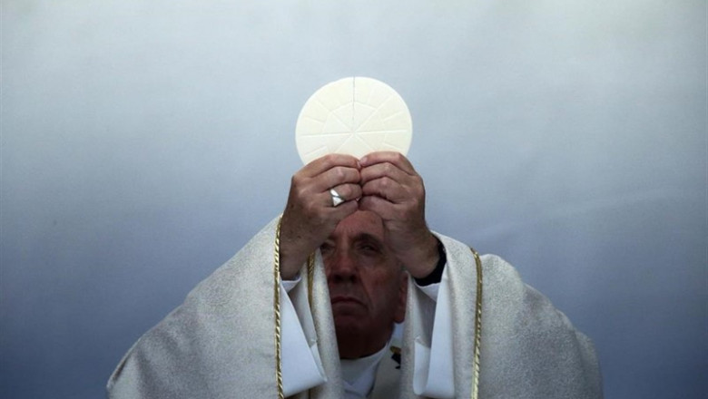 El Papa Francisco atiende una celebración masiva en la Catedral Basílica de San Pancracio, en Albano Laziale (Roma) | Evandro Inetti/ZUMA Wire/dpa ep el papa francisco atiende una celebracion masiva en la catedral basilica de san pancracio en
