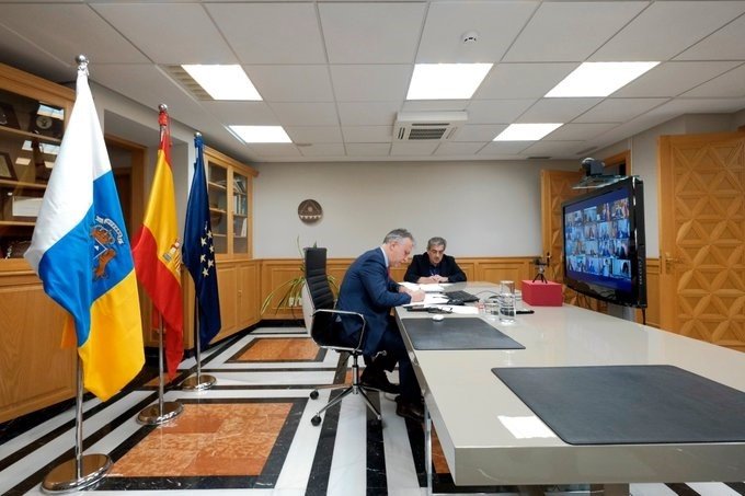 El presidente de Canarias, Ángel Víctor Torres, y al fondo el vicepresidente, Román Rodríguez, este domingo durante la videoconferencia con Sánchez y los presidentes autonómicos | CEDIDO POR GOBIERNO DE CANARIAS ep el presidente de canarias angel victor torres y al fondo el vicepresidente roman rodriguez este