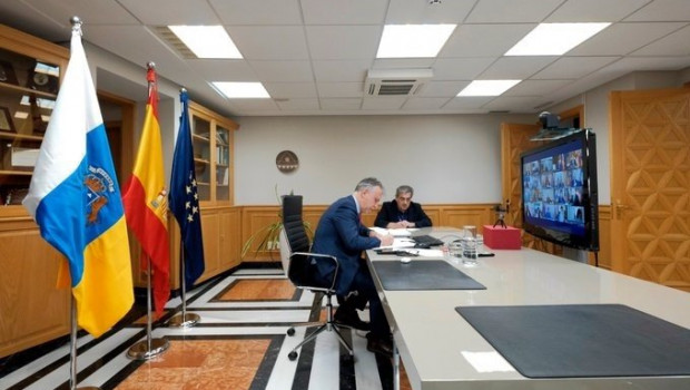 ep el presidente de canarias angel victor torres y al fondo el vicepresidente roman rodriguez este