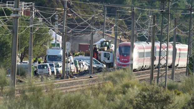 ep imagen de la zona del accidente ferroviario con los convoyes de trenes siniestrados a 19 de enero