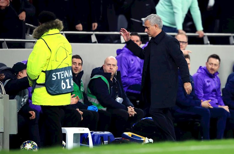 ep jose mourinho choca su mano con el joven recogepelotas del tottenham