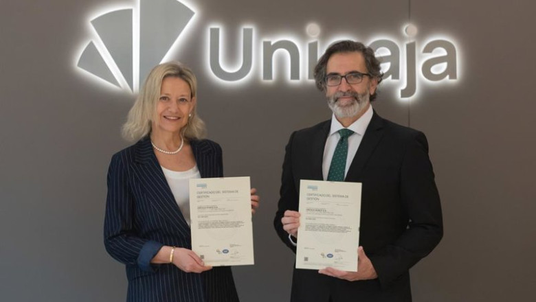 La directora Técnica y de Operaciones de DNV en Iberia, Ana del Río, y el director general de Estrategia y Gabinete del Consejero Delegado de Unicaja, Manuel Guerrero. | UNICAJA ep la directora tecnica y de operaciones de dnv en iberia ana del rio y el director general de