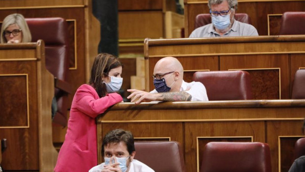 ep la portavoz del psoe en el congreso adriana lastra habla con el diputado de unidas podemos txema