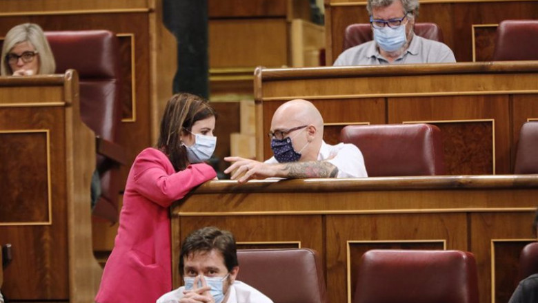 ep la portavoz del psoe en el congreso adriana lastra habla con el diputado de unidas podemos txema ep la portavoz del psoe en el congreso adriana lastra habla con el diputado de unidas podemos txema