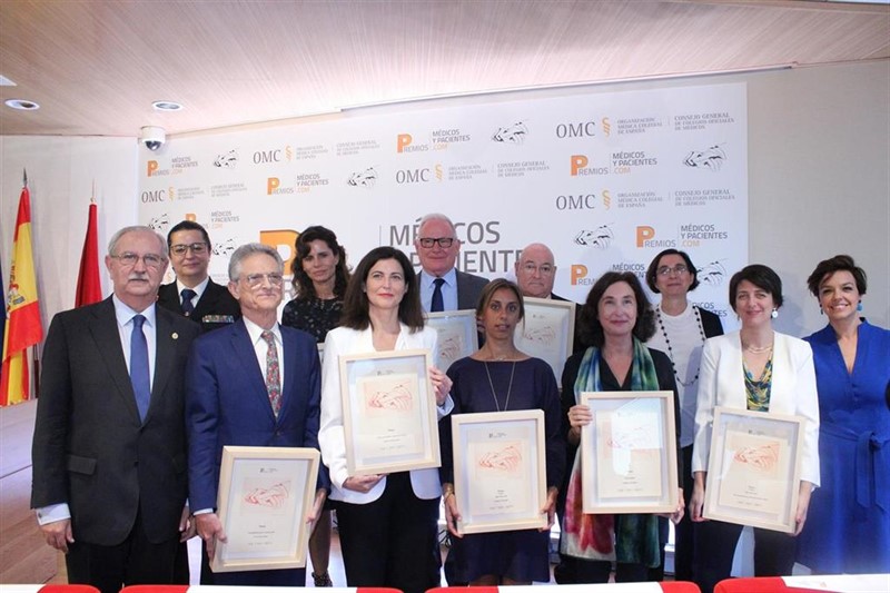 ep los ganadores de la ii edicion de los premios medicos y pacientes posando con sus galardones
