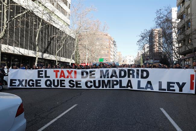 Manifestación de taxistas en Madrid | Marta Fernández Jara - Europa Press ep manifestaciontaxistasmadridpedirse regulenvtcs vehiculo