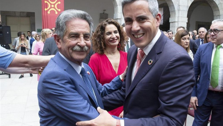 Miguel Angel Revilla saluda a Pablo Zuloaga nada más tomar posesión como presidente de Cantabria en presencia de la ministra de Hacienca en funciones, María Jesús Montero | GOBIERNO ep miguel angel revilla saludapablo zuloagamasposesionpresidentecantabriapresenciala ministrahaciencafunciones maria jesus montero