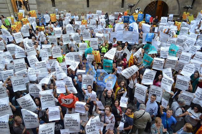 Pegada de carteles en favor del 1-O en Lleida | EUROPA PRESS ep pegadacartelesfavor1-olleida