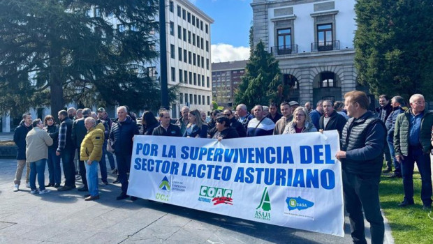 ep protesta de asaja coag uca y usaga por el anuncio de la bajada de los precios de la leche frente