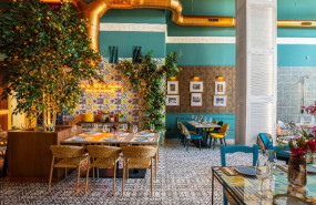 ep restaurante del grupo la mafia se sienta a la mesa