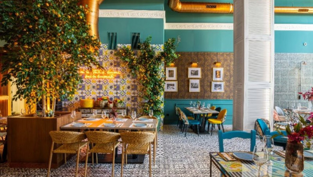 ep restaurante del grupo la mafia se sienta a la mesa