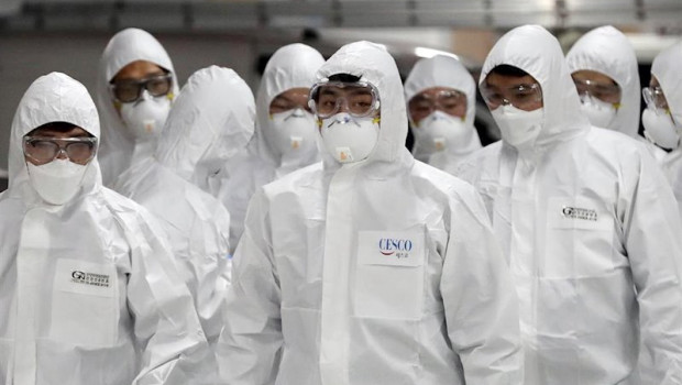 ep tecnicos surcoreanos trabajan en las tareas de desinfeccion por el coronavirus