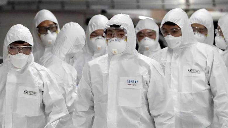 Técnicos surcoreanos trabajan en las tareas de desinfección por el coronavirus | -/YNA/dpa ep tecnicos surcoreanos trabajan en las tareas de desinfeccion por el coronavirus
