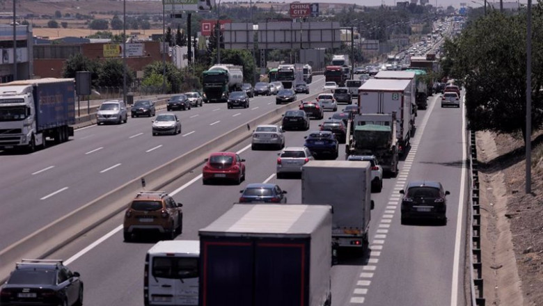 Tráfico de coches en una autovía. | Eduardo Parra - Europa Press ep trafico de coches en una autovia