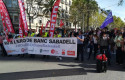 ep un grupo de personas con una pancarta durante la protesta contra el ere de banco sabadell ante su