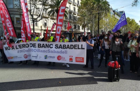 ep un grupo de personas con una pancarta durante la protesta contra el ere de banco sabadell ante su ep un grupo de personas con una pancarta durante la protesta contra el ere de banco sabadell ante su