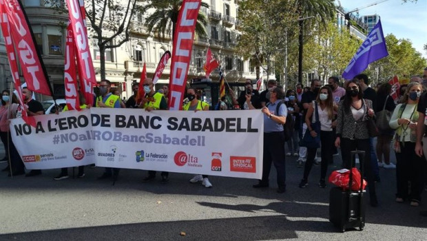 ep un grupo de personas con una pancarta durante la protesta contra el ere de banco sabadell ante su ep un grupo de personas con una pancarta durante la protesta contra el ere de banco sabadell ante su