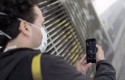 ep un hombre protegido con mascarilla realiza una videollamada por su telefono movil en madrid en
